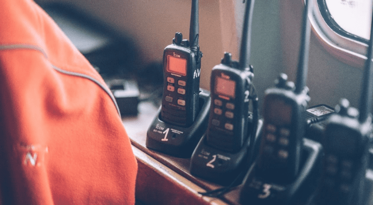 Rádio VHF vs. UHF: como escolher a frequência certa para suas necessidades?