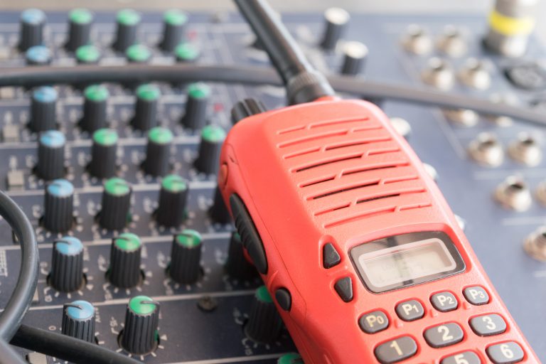 Como a assistência técnica especializada pode prolongar a vida útil dos equipamentos de radiocomunicação