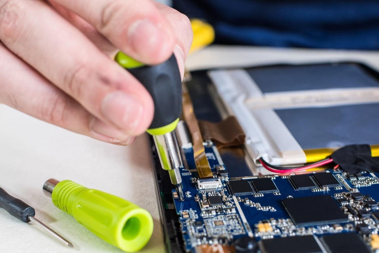 Assistência técnica em equipamentos de radiocomunicação.