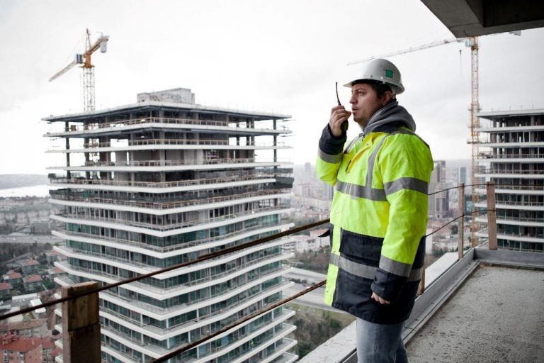 Comunicação eficiente em obras de construção civil: a importância dos rádios portáteis.